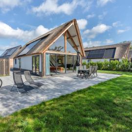 Luxury thatched holiday home for up to 6 people, hotel in Baarle-Nassau