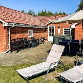 Nice Home In Blåvand With Sauna, hotel Blåvandban