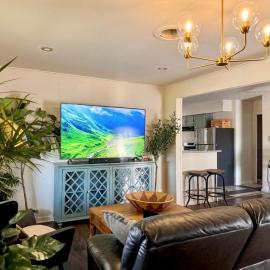 Lux Modern 3BR King Bed Smart TV PetFriendly