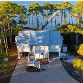 SGI Bay Breeze Bungalow Dock Fire Pit Pets, hotel in St. George Island