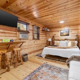 Silver Pine Haven- South Dakota Log House Stay