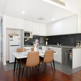 Ryde Warm 2BR Stay with Pool near Train Station、シドニーのホテル