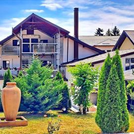 VAIAS - Entire Private Villa - Terrace & Mountain View, hotel v destinaci Tîrgu Neamţ