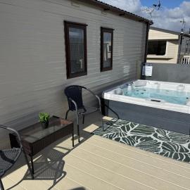 Sunnymede D11 - Fantasy Island with HOT TUB - pet friendly, WiFi - Ingoldmells - Meadow Lakes Caravan & Lodge Hire, hotell i Ingoldmells