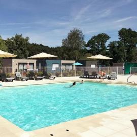 ZEcamping 3 étoiles animaux acceptés piscine et restaurant، فندق في Pluherlin