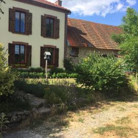 Grande maison entre vert et bleu