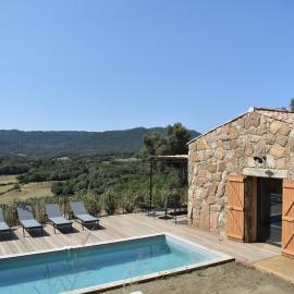 Bergerie avec piscine à Sotta vue maquis