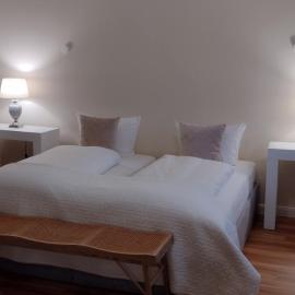 BALTHAZAR APARTMENT IPHOFEN, klimatisiert, nähe MARKTPLATZ, KNAUF GIPS KG und ConneKT Kitzingen, VDP Weingut Wirsching, TV mirroring 55" Zoll, Wifi, mit kleiner Terrassen