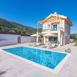 Villa Riza Sky by Villa Plus, hotel i Katastárion