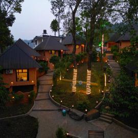 Kashmeeram Vythiri Wayanad Premium Pool Resort, hótel í Vayittiri