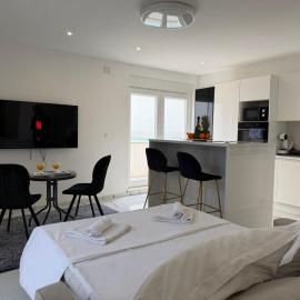 Luxury Oasis With Private Pool & Parking
