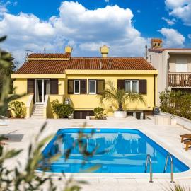 Holiday Home PUNAT OASIS with breathtaking Sunset & Sea View, hotel in Punat