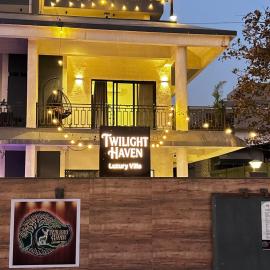 Viesnīca Twilight Haven - 4 BHK with Private Swimming Pool pilsētā Āmbavna