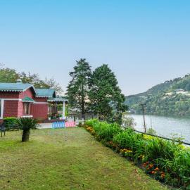 SaffronStays Gardens on the Lake - 2BR pet & elderly-friendly lakefront villa with lawns, bonfire & kitchenette near Nainital, hotel in Bhīm Tāl