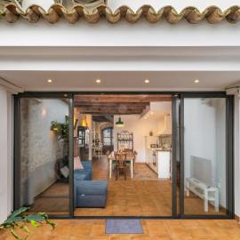 Casa con patio, piedra y luz natural