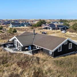 6637-Hvide-sande-Arvidvej-186، فندق في Bjerregård