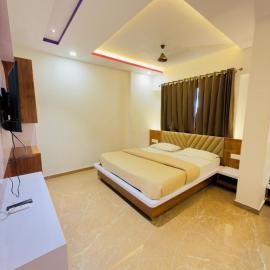 hotel Chandra dev 966o9o1oo6 just 350mtr from shreenathji temple 5min away I with indoor games Snooker 8pool TT By SK, hotel in Nāthdwāra