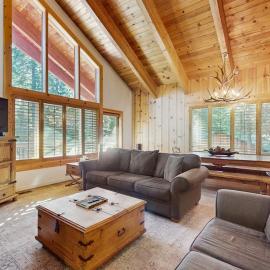 Cozy family cabin pet friendly a block from the water close to ski wifi