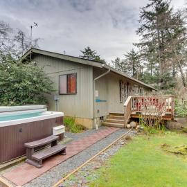 Dog-Friendly Cottage with Private Hot Tub Deck Berry Bushes & Beach Access, hotel in Cannon Beach