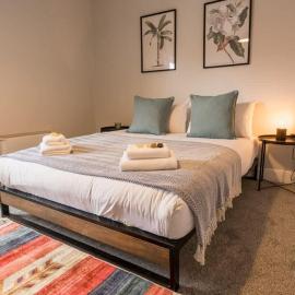 Stylish 3 bed home in central Chester suburb, hotel in Chester