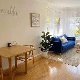 A Cozy 1BR in Cronulla Walk to Beach & Shops, hotelli kohteessa Cronulla