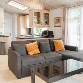 Cosy Lodge on Farm with Donkeys Parking, hotel i Chester