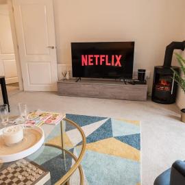 Stylish Detached Upton Home Sleeps 8 Parking