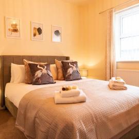 Great 3 bed Handbridge home Sleeps 6 EV Charger, hotel in Hough Green