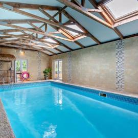 Large farmhouse heated pool nr Chester Parking, Hotel in Holt
