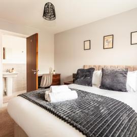 Stylish 3BR Retreat with 6 Beds, Sleeps 7, Parking, hotel en Hyde
