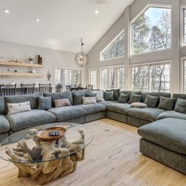 Hot Tub & Games Galore! Greers Ferry Lake Home, hotel v destinaci Fairfield Bay