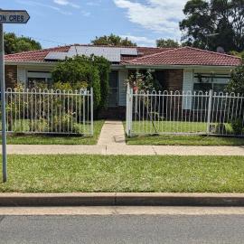 BIDWILL GARDENS ON MIDDLETON - 2 Rooms A Private Room with a King-Size Bed or Open Lounge Room Floor Mattress SHARED Bathroom FREE Kitchen Essentials FREE Laundry Facilities Fast WIFI HDTV NETFLIX, YOUTUBE, KAYO Meal and Transport Services Available, hotel en Bidwill
