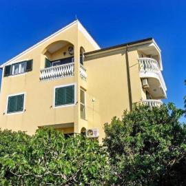 Apartments Double N โรงแรมในซรีมา