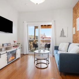 Jennifer's Chic Downtown City Views Private Deck