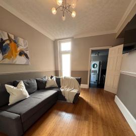 Spacious 2 BR Flat in Gateshead - Free Parking, hotel in Gateshead