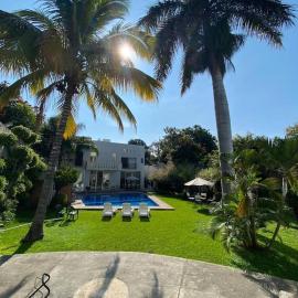 Casa de descanso, alberca, asador, jardín, 15 huéspedes, hotel en Temixco