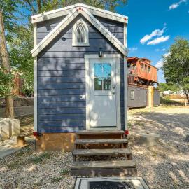Red Rock Roost Posh Studio near Hiking Trails, Hotel in Colorade Springs