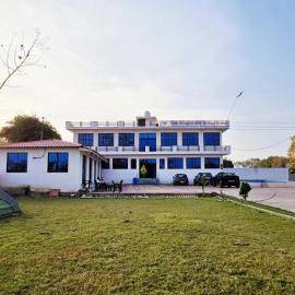 The Khajuraho Heritage Retreat, hotel di Ghūra