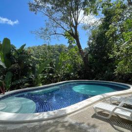 Eco-Condo Serviced Apartments in Quepos w Pool Wildlife Visits، فندق في كيبوس