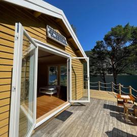 Cabin with boat close to the sea, Hitra municipality โรงแรมในHitra