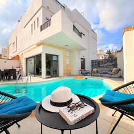 Ultimate Group Getaway Near St Julian's & Seafront