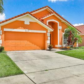 Dog-friendly home with private outdoor pool, high-speed WiFi, and central AC