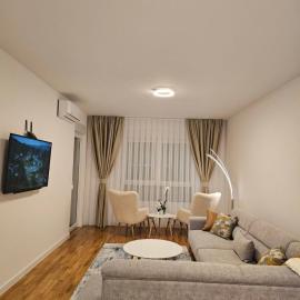 Sweet Spot, Large Flat with Free Parking, between Sarajevo and Bosnian Pyramids in Visoko, Fits 6, hotel u gradu 'Ilijaš'