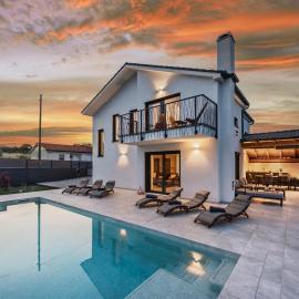 Villa Enja in tranquille village with heated salted pool, hotell i Vintijan