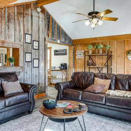 1/2 Mi to State Park! Riverfront Ozarks Retreat，位于Mammoth Spring的酒店