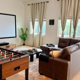 4bed 2bath Retreat - 120inch Theater, hotel in Corona de Tucson