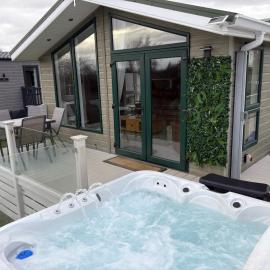 Hot Tub Lodge with Panoramic Views & Free Golf, hotel in Swarland
