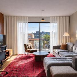Walker's Point Designer 2BR · Prime Location with Balcony and Gym · Sleeps 6, hotel a Milwaukee