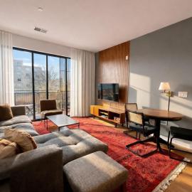 Walker's Point Designer 2BR · Prime Location with Balcony and Gym · Sleeps 6, hotel in Milwaukee