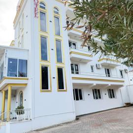 Hotel corner, hotel en Bërzhitë